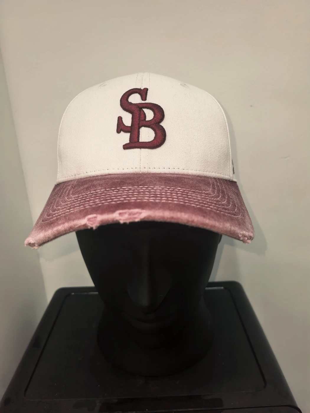 Contrast visor & monogram embroidery — Front view
